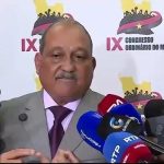Ju Martins concede declarações à imprensa diante de vários microfones durante actividades relacionadas ao IX Congresso Ordinário do MPLA, em Luanda.