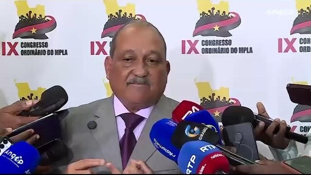 Ju Martins concede declarações à imprensa diante de vários microfones durante actividades relacionadas ao IX Congresso Ordinário do MPLA, em Luanda.
