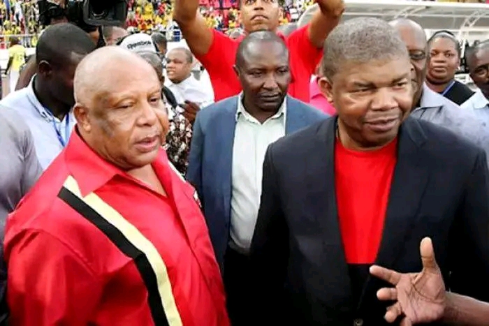 General Francisco Higino Lopes Carneiro durante evento político do MPLA, associado ao crescimento da sua popularidade e liderança nas redes sociais em Angola.